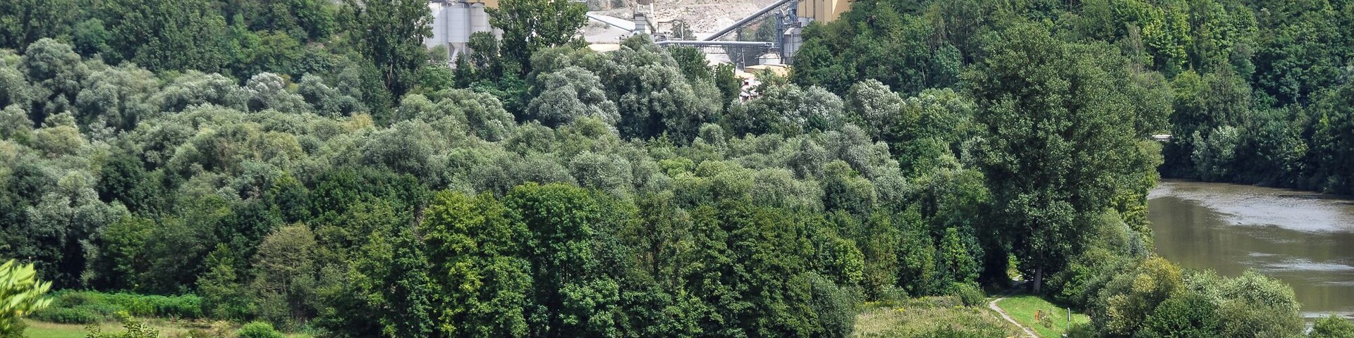 Where the meadows end, the Nature reserve called "Upper valley" begins. On the other side of the Neckar river you see a quarry. Nature reserve and use of nature next to each other, only separated by the river.