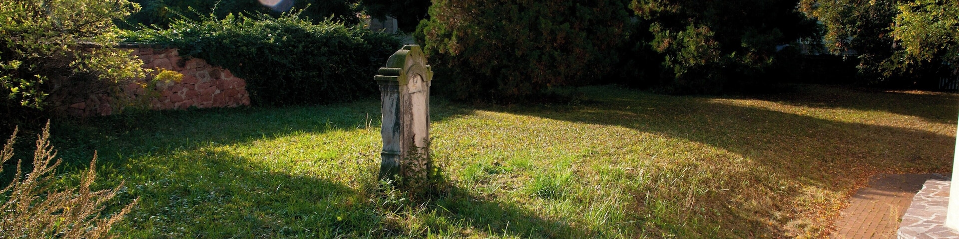 Kirchhof St. Michael Brachwitz (Sachsen Anhalt, Deutschland)