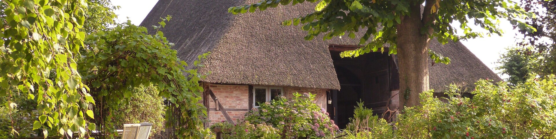 Das Bild zeigt ein Kulturdenkmal in SievershĂŒtten, KirchstraĂe 11, eine Fachhallenkate.
