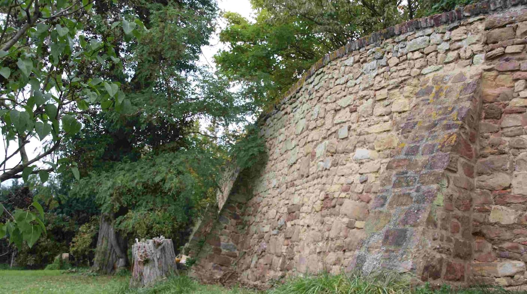 Stützmauer im Westen der Kirche St. Viktor