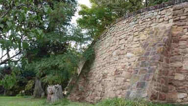 Stützmauer im Westen der Kirche St. Viktor