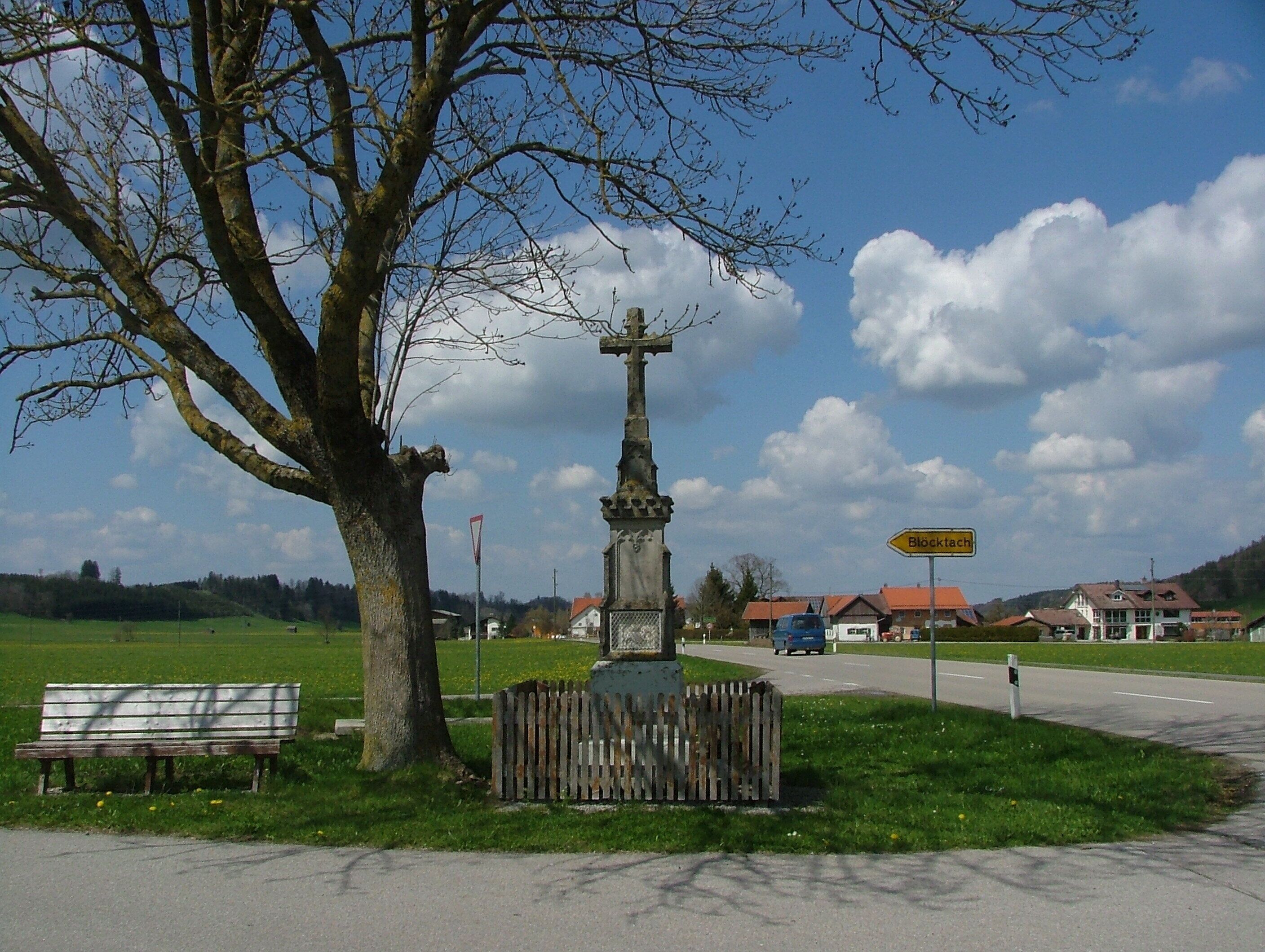 Wegkreuz im neugotischen Stil bei Blöcktach