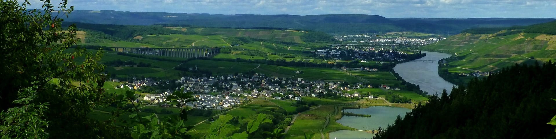 Blick ins Moseltal in Richtung Riol, Longuich und Schweich – links die Fellerbachtalbrücke A1