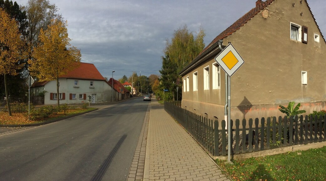 Ortsansicht, Ernst-Thälmann-Straße - Ecke Turmstraße. Blick Ortsausgang Richtung Schwanebeck. Links im Hintergrund Gefallendenkmal (1914/1918).