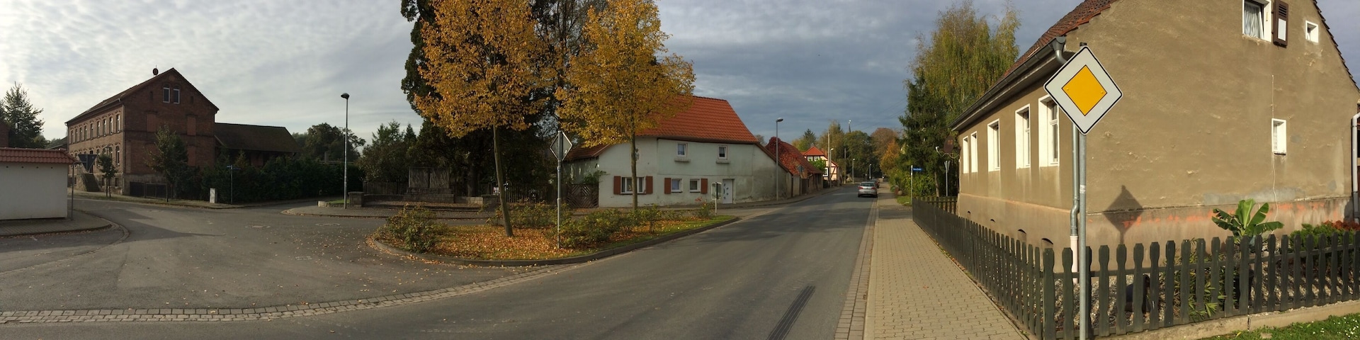 Ortsansicht, Ernst-Thälmann-Straße - Ecke Turmstraße. Blick Ortsausgang Richtung Schwanebeck. Links im Hintergrund Gefallendenkmal (1914/1918).