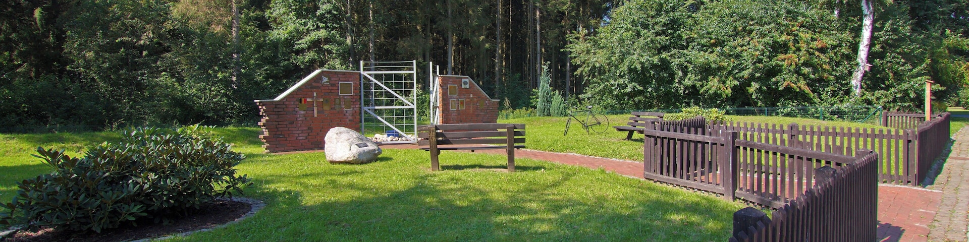 Internationales Mahnmal "Tor zur Freiheit" zum Gedenken an die Kriegsgefangenen zwischen 1939 und 1945 in Oerbke, Niedersachsen, Deutschland