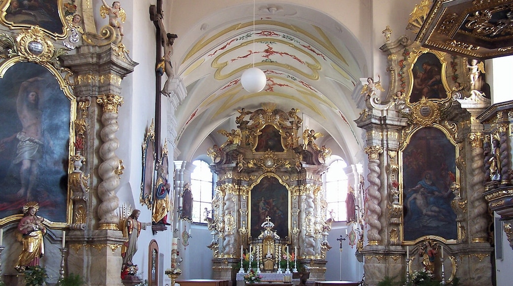 Sandsbach, Am Kirchberg 3; Am Kirchberg 2. Katholische Pfarrkirche St. Petrus. Das Langhaus ist ungleichmäßig gestaltet, da es an der Nordwand durch die hineinragenden Mauern des Turm verengt wird. Flachdecke mit Täfelung. Chorbogen und Fenster rundbogig verändert.