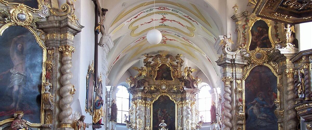 Sandsbach, Am Kirchberg 3; Am Kirchberg 2. Katholische Pfarrkirche St. Petrus. Das Langhaus ist ungleichmäßig gestaltet, da es an der Nordwand durch die hineinragenden Mauern des Turm verengt wird. Flachdecke mit Täfelung. Chorbogen und Fenster rundbogig verändert.