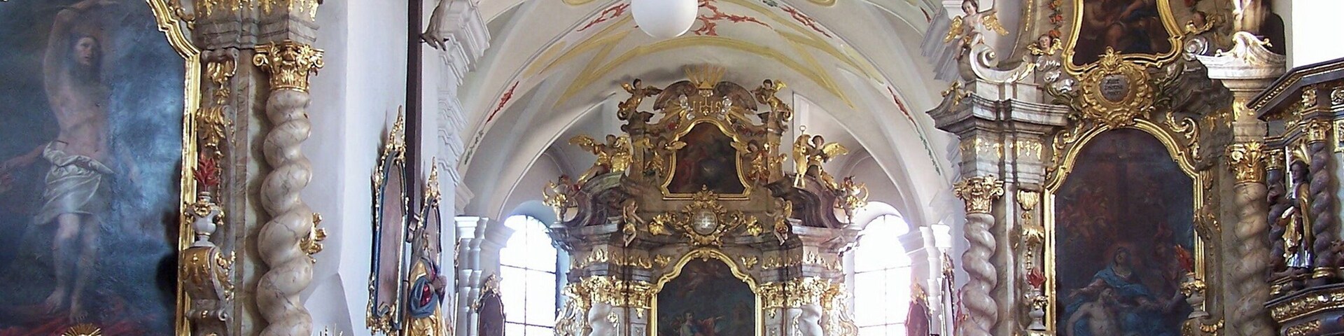 Sandsbach, Am Kirchberg 3; Am Kirchberg 2. Katholische Pfarrkirche St. Petrus. Das Langhaus ist ungleichmäßig gestaltet, da es an der Nordwand durch die hineinragenden Mauern des Turm verengt wird. Flachdecke mit Täfelung. Chorbogen und Fenster rundbogig verändert.