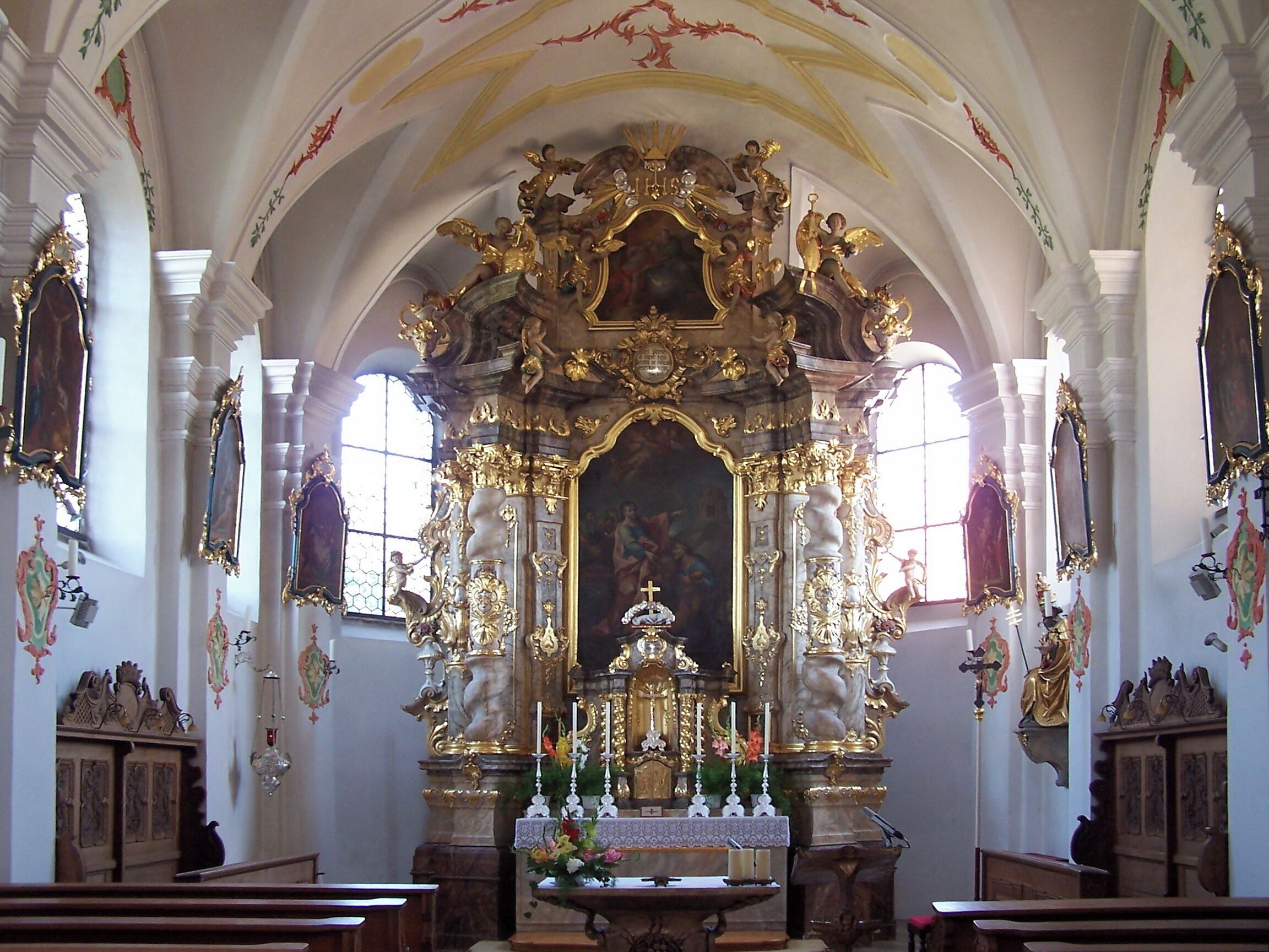 Sandsbach, Am Kirchberg 3; Am Kirchberg 2. Katholische Pfarrkirche St. Petrus. Saalkirche mit Steildach und eingezogenem, fünfseitig geschlossenem Chor. Der eingezogene Chor umfasst zwei Joche und den Schluss in fünf Achteckseiten. Vom ehemaligen spätgotischen Netzgewölbe sind die Rippen und Konsolen abgeschlagen. Das Chorgewölbe ist von stuckierten Rahmenfeldern und Rokokomuschelwerk aus der Zeit um 1760 belebt.