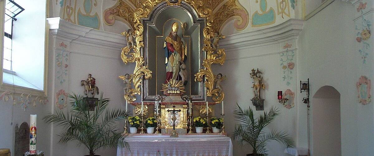 Herrngiesdorf, BernhardstraĂe 23-25. Katholische Kirche St. Martin. Der Chor ist eingezogen mit einem Joch und Schluss in fĂŒnf Seiten eines Achtecks. Tonnengewölbe mit Stichkappen und Kranzgesims. FrĂŒhrokokostuckaturen um 1740. Die gerundete Gwölbeschale ziert im Chorschluss eine groĂe Muschel.