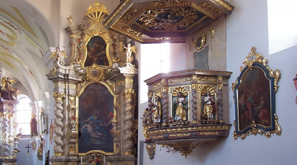 Sandsbach, Am Kirchberg 3; Am Kirchberg 2. Katholische Pfarrkirche St. Petrus. Rechter Seitenaltar aus der Zeit um 1750. Altar mit zwei gewundenen Säulen. Das Altarblatt zeigt die Beweinung Christi. Auf dem Altartisch kleine Figur St. Josef.