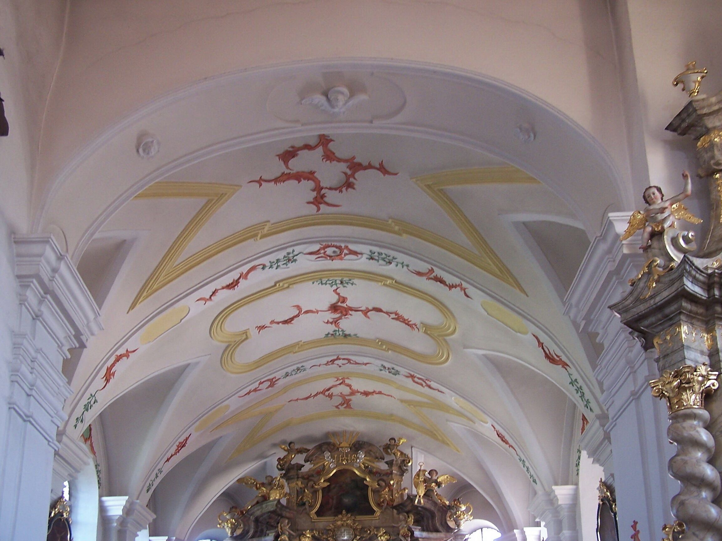 Sandsbach, Am Kirchberg 3. Am Kirchberg 2. Katholische Pfarrkirche St. Petrus. Im Chor Tonnengewölbe mit Stichkappen. Das Chorgewölbe ist von stuckierten Rahmenfeldern und Rokokomuschelwerk aus der Zeit um 1760 belebt.