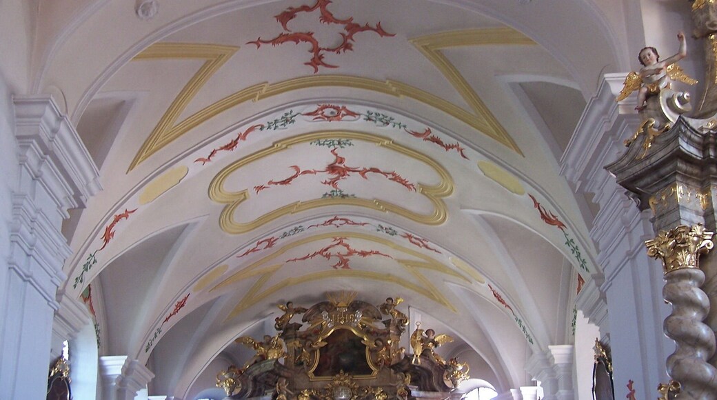 Sandsbach, Am Kirchberg 3. Am Kirchberg 2. Katholische Pfarrkirche St. Petrus. Im Chor Tonnengewölbe mit Stichkappen. Das Chorgewölbe ist von stuckierten Rahmenfeldern und Rokokomuschelwerk aus der Zeit um 1760 belebt.