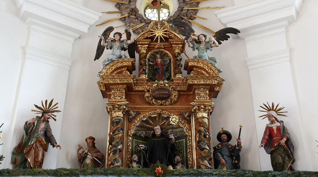 Kapelle St. Leonhard, Balzhausen; vom Krippenaufbau teilweise verdeckter Altar mit den Figuren des hl. Leonhard, flankiert von den Hll. Chlodwig (links, seinem Vater), und Rochus. Außen die Figuren der Eltern Marias, Joachim und Anna. In der Nische des Segmentgiebels Figur der Immaculata, beidseits davon sitzende Engel.
