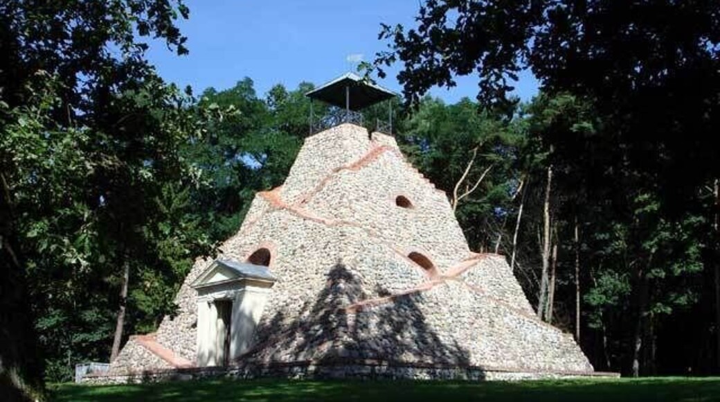 Garzau - Feldsteinpyramide