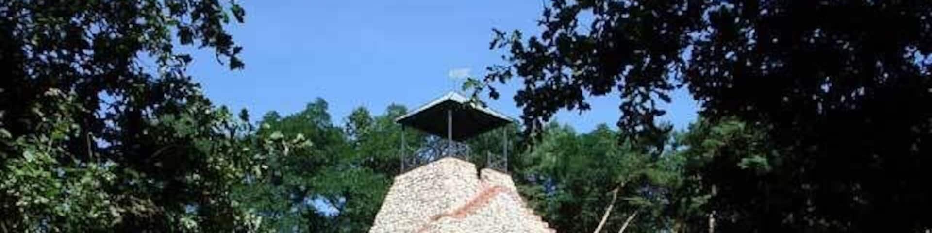 Garzau - Feldsteinpyramide