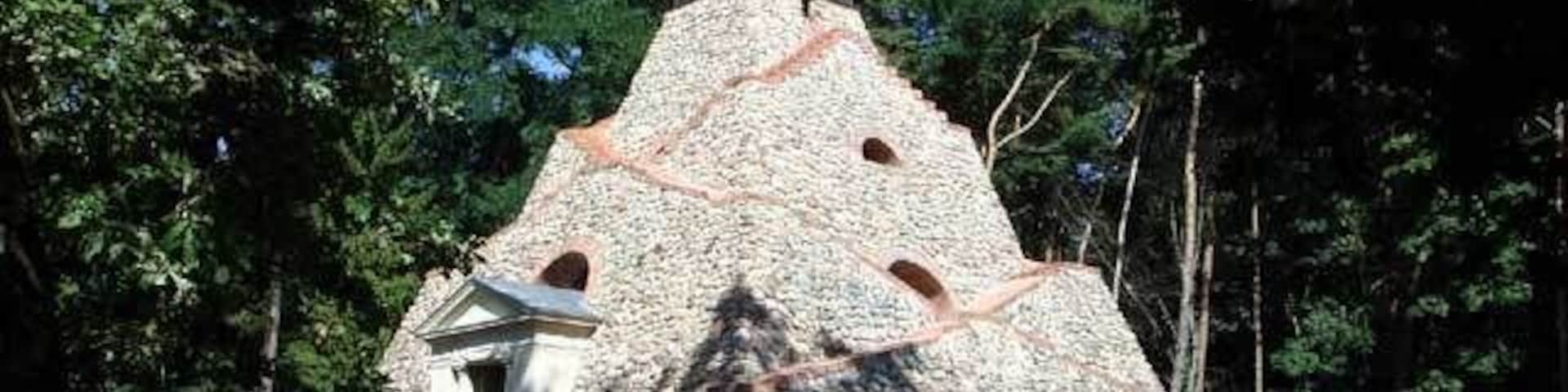 Garzau - Feldsteinpyramide