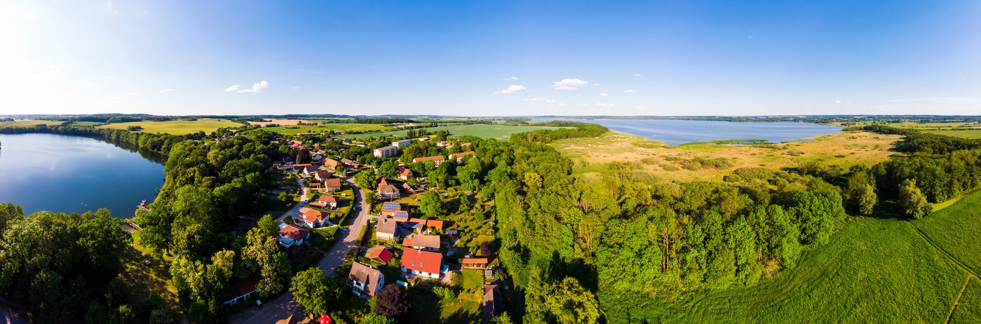 Ausblick auf Hotel Seeschloss Schorssow am Haussee, Schorssow, Müritz, Mecklenburgische Schweiz, Mecklenburg-Vorpommern, Deutschland