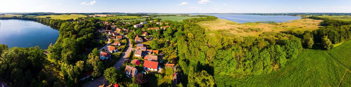 Ausblick auf Hotel Seeschloss Schorssow am Haussee, Schorssow, Müritz, Mecklenburgische Schweiz, Mecklenburg-Vorpommern, Deutschland