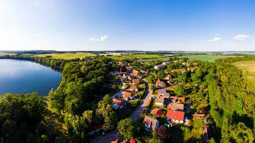 Ausblick auf Hotel Seeschloss Schorssow am Haussee, Schorssow, Müritz, Mecklenburgische Schweiz, Mecklenburg-Vorpommern, Deutschland