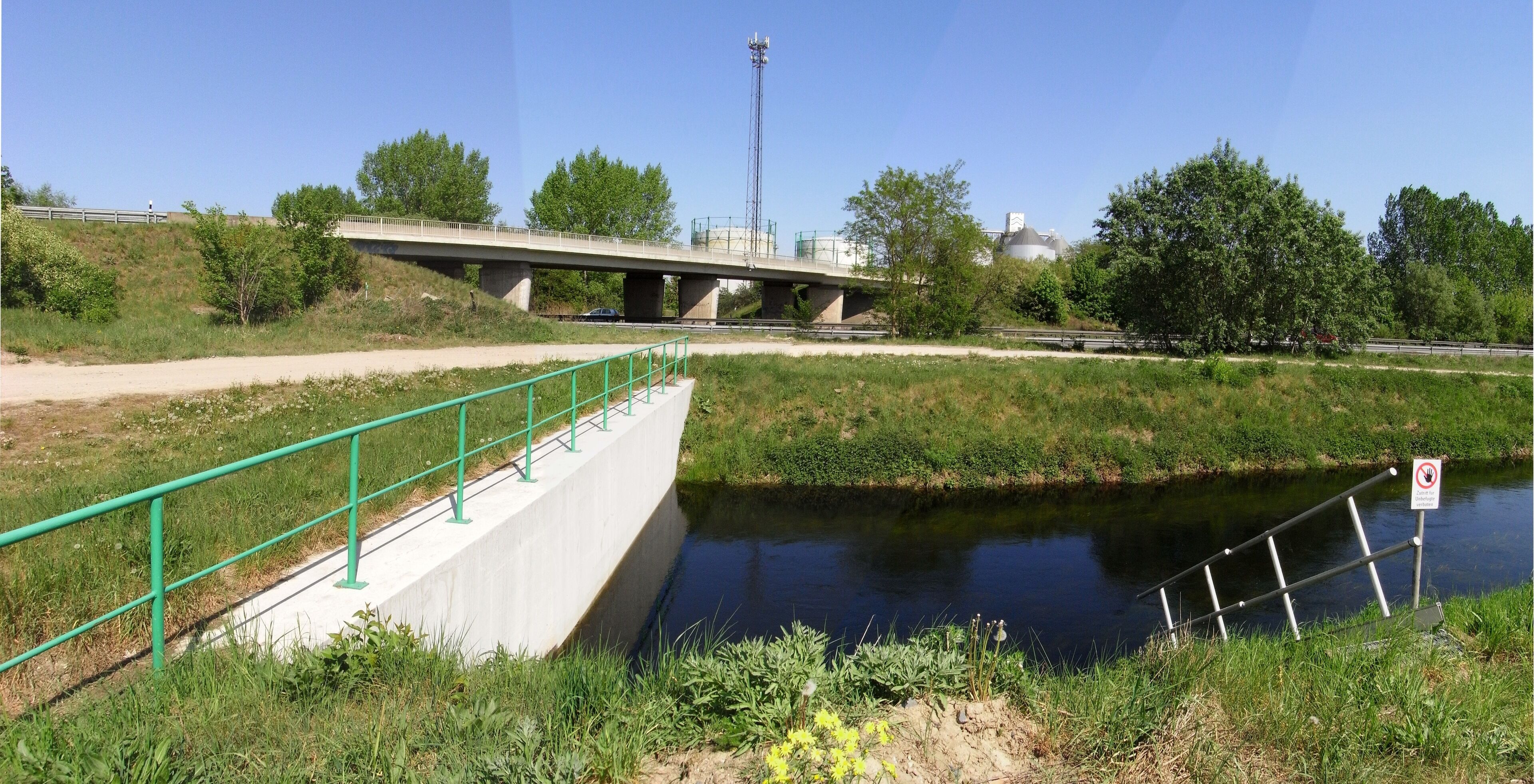 Klärwerksableiter Schönerlinde mit dem Klärwerk im Hintergrund