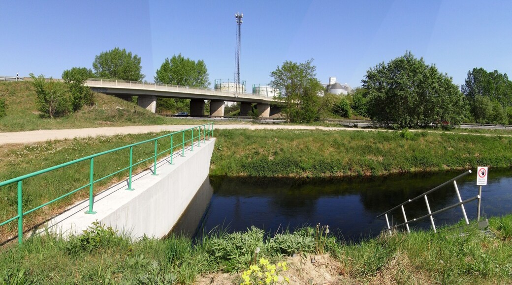 Klärwerksableiter Schönerlinde mit dem Klärwerk im Hintergrund
