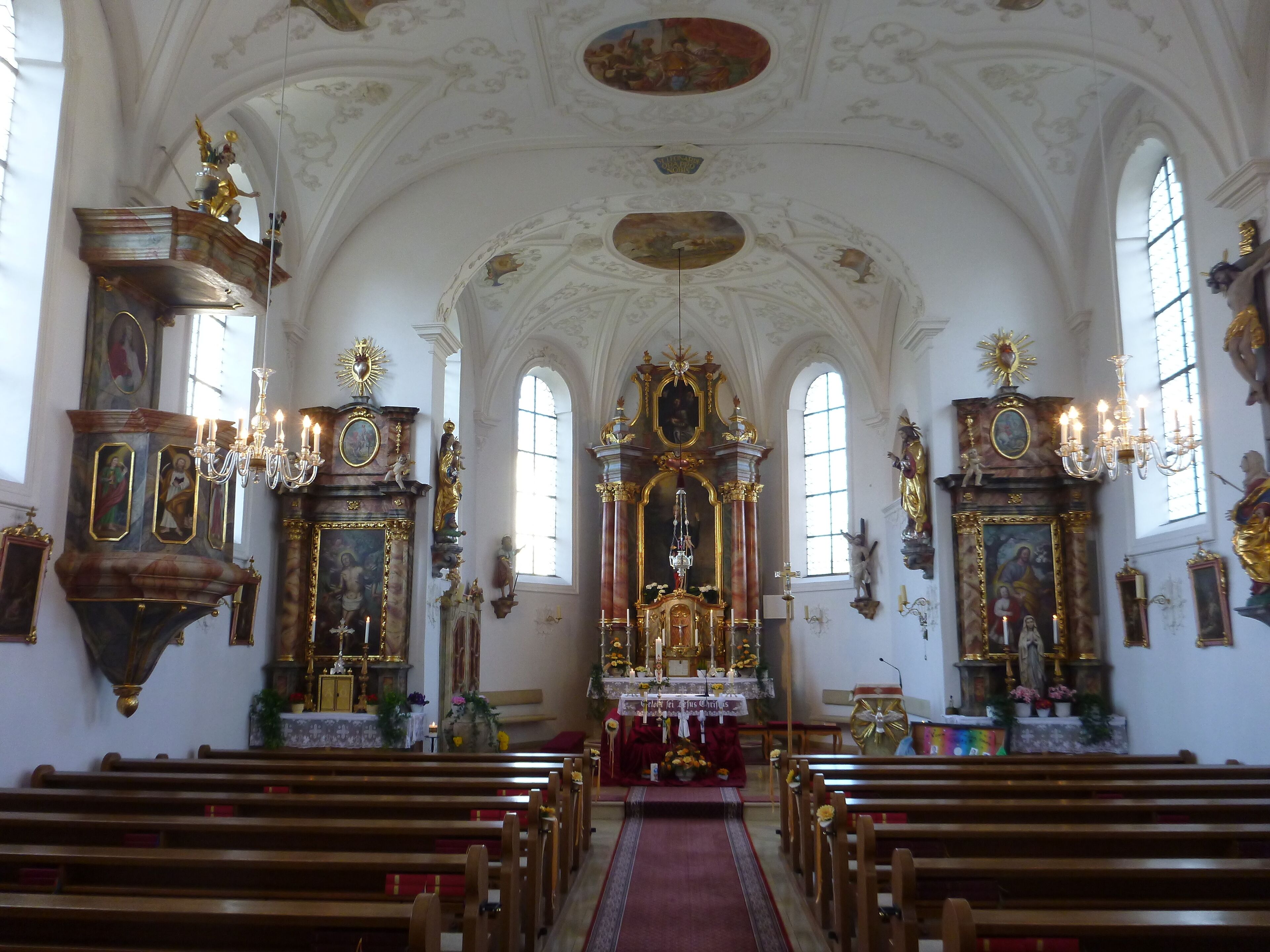 Katholische Pfarrkirche St. Leonhard Innenraum