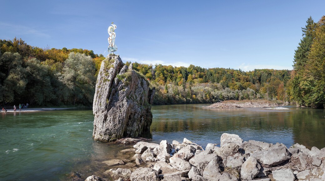 English: Georgenstein at river Isar, seen by the eastern riverbank. On the top you can see the wayside shrine of Saint George.