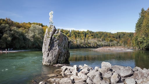 English: Georgenstein at river Isar, seen by the eastern riverbank. On the top you can see the wayside shrine of Saint George.