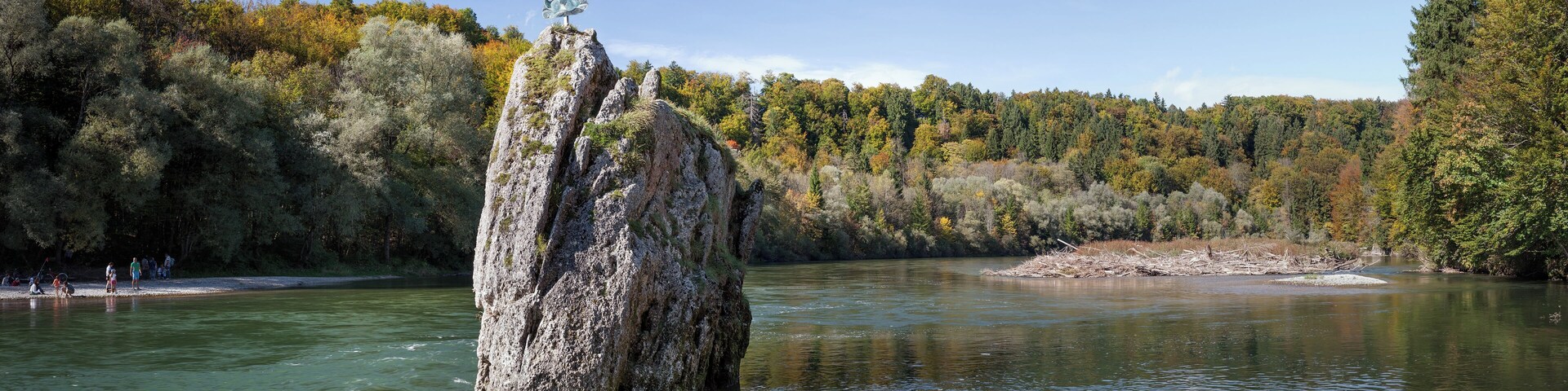 English: Georgenstein at river Isar, seen by the eastern riverbank. On the top you can see the wayside shrine of Saint George.