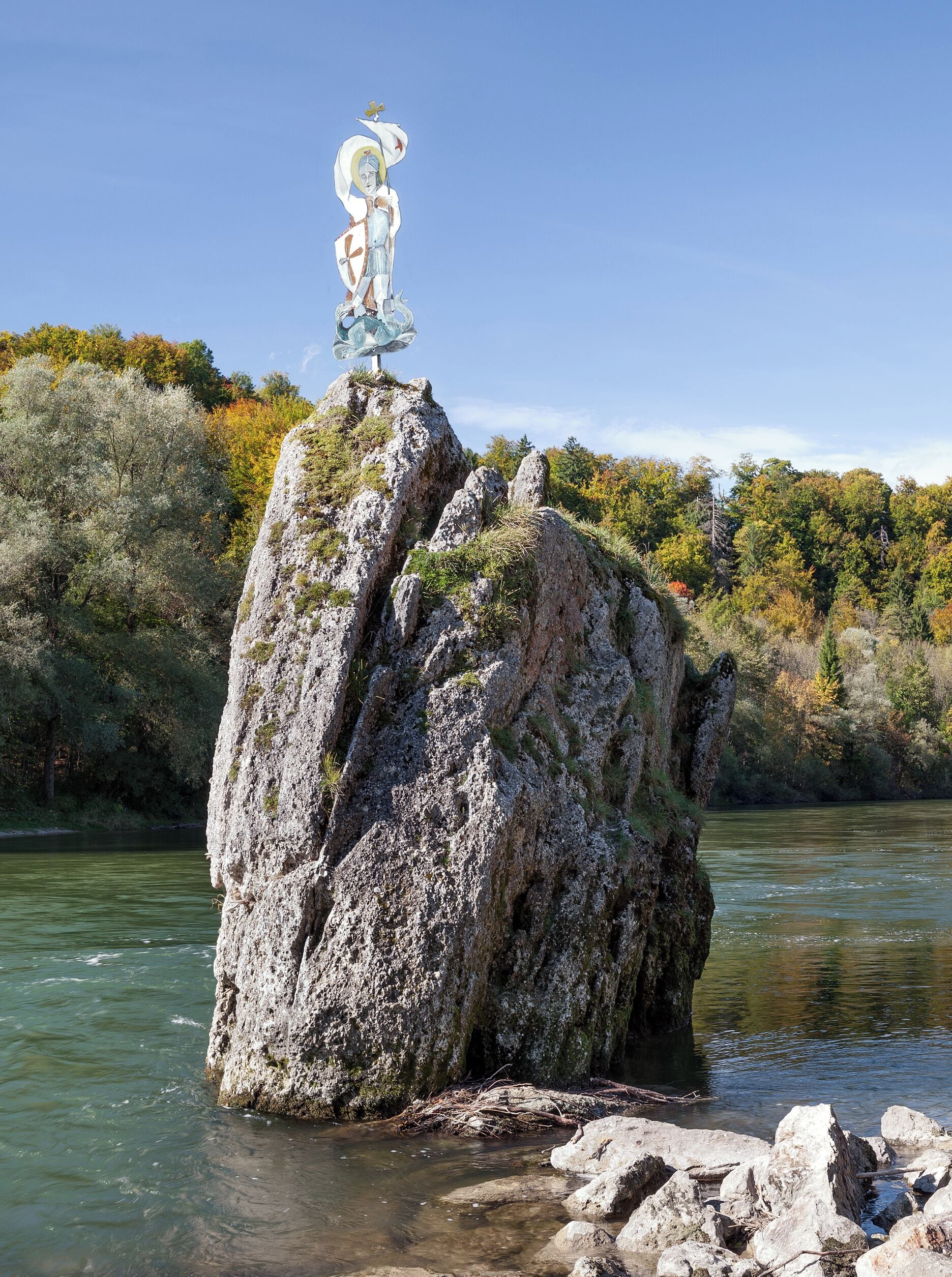 English: Georgenstein at river Isar, seen by eastern riverbank, on top you can see the wayside shrine of Heiligen Georg.