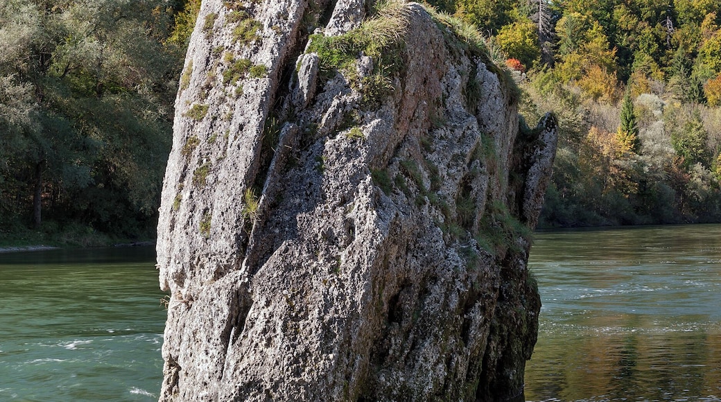 English: Georgenstein at river Isar, seen by eastern riverbank, on top you can see the wayside shrine of Heiligen Georg.