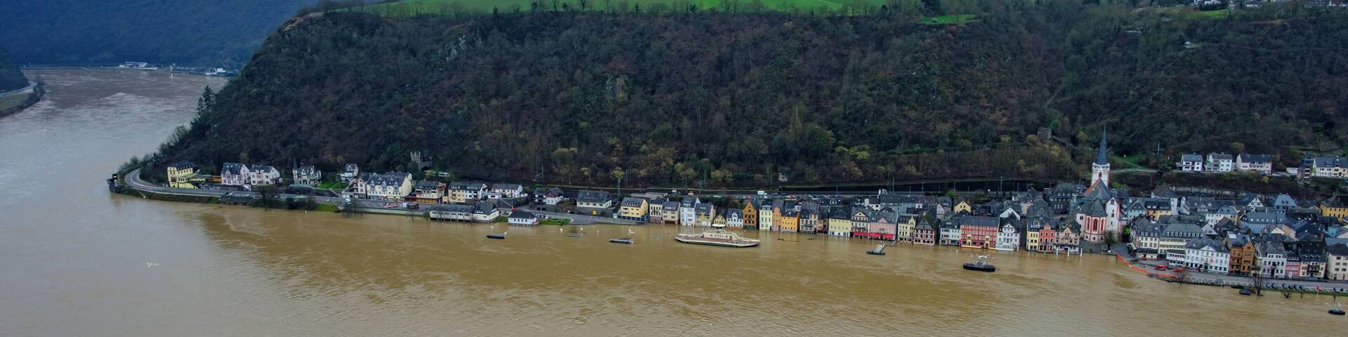 St. Goar bei Hochwasser, aufgenommen vom Aussichtspunkt Dreiburgenblick
