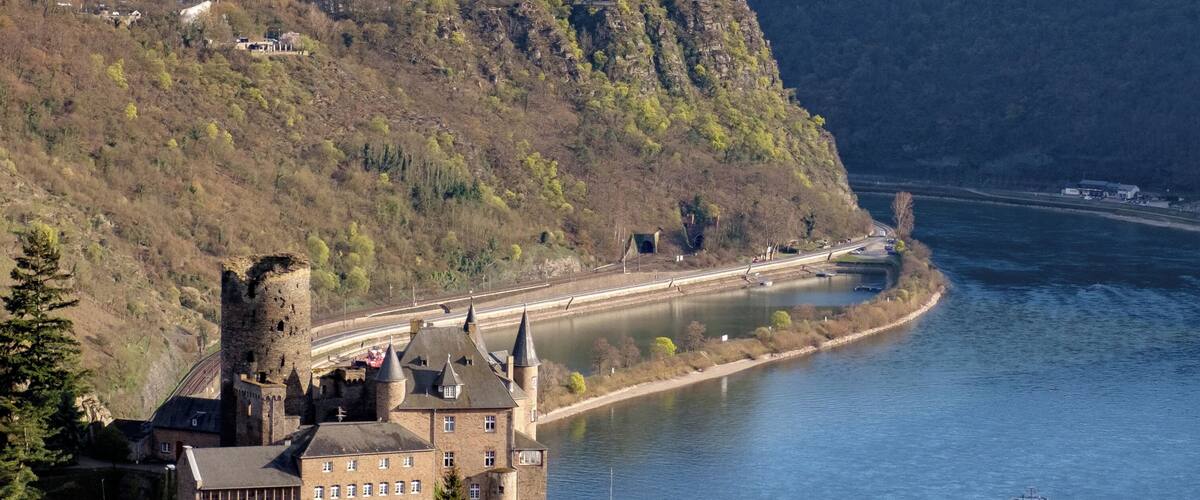 Burg Katz und Loreleyfelsen, von Dreiburgenblick bei Patersberg