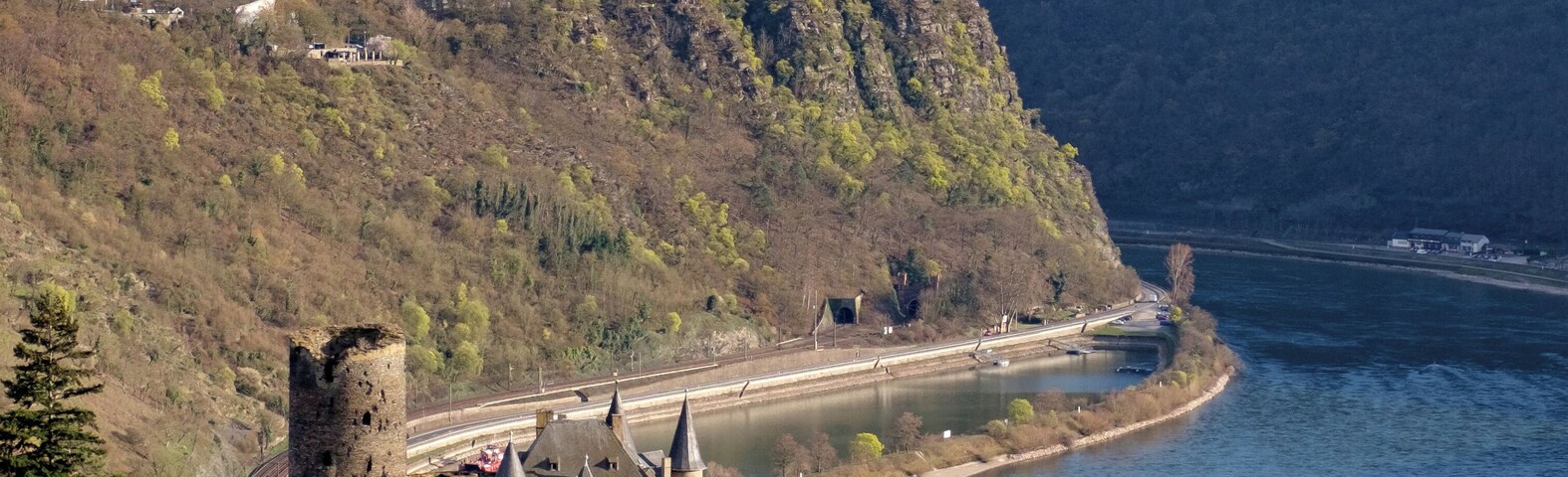 Burg Katz und Loreleyfelsen, von Dreiburgenblick bei Patersberg