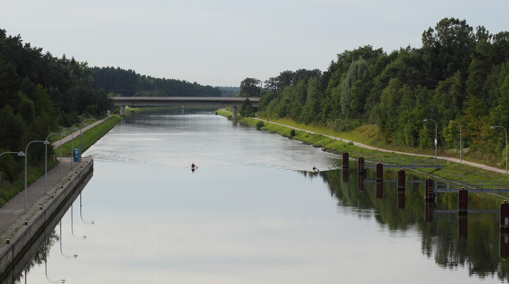 Main-Donau-Kanal - Schleuse Leerstetten, zwei Muskelkraftfahrzeuge im unteren Schleusenvorhafen, Blick von Süden