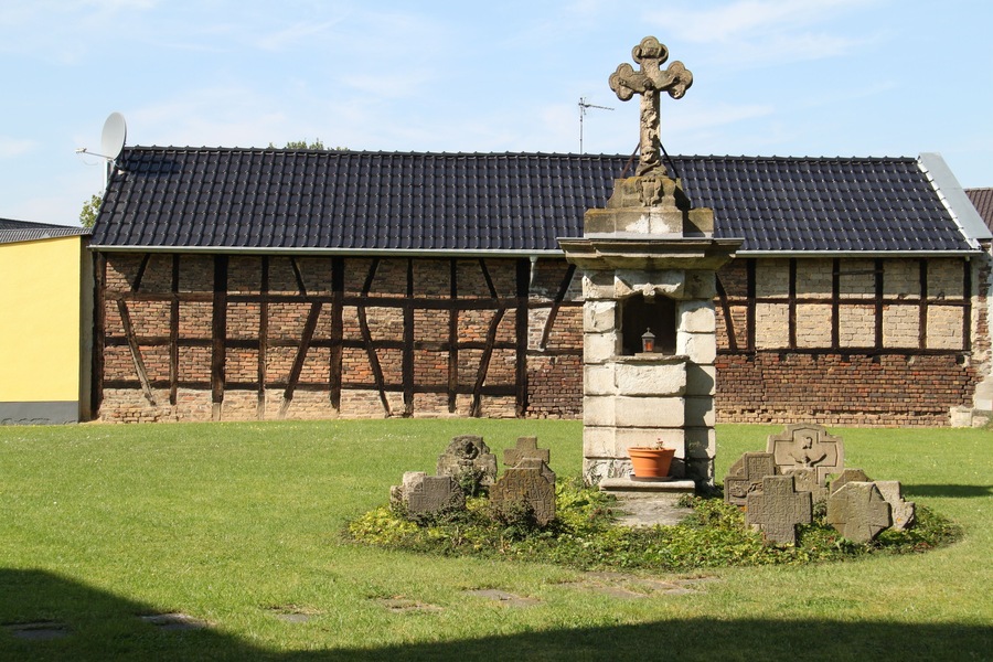 Alter Friedhof an der Westseite der Kirche St. Walburga in Gelsdorf, Gemeinde Grafschaft