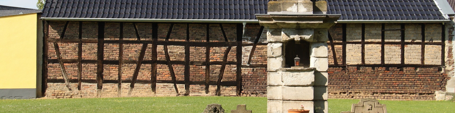 Alter Friedhof an der Westseite der Kirche St. Walburga in Gelsdorf, Gemeinde Grafschaft