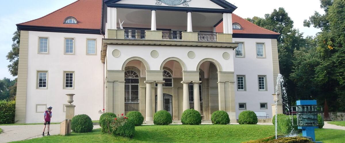 Schloß Dätzingen: 1075 erste Erwähnung der Ritter von Tatischingen (Dätzingen), ab 1810 Sitz der Grafen von Dillen, bis 1961 im Adelsbesitz - Adrienne von Bülow