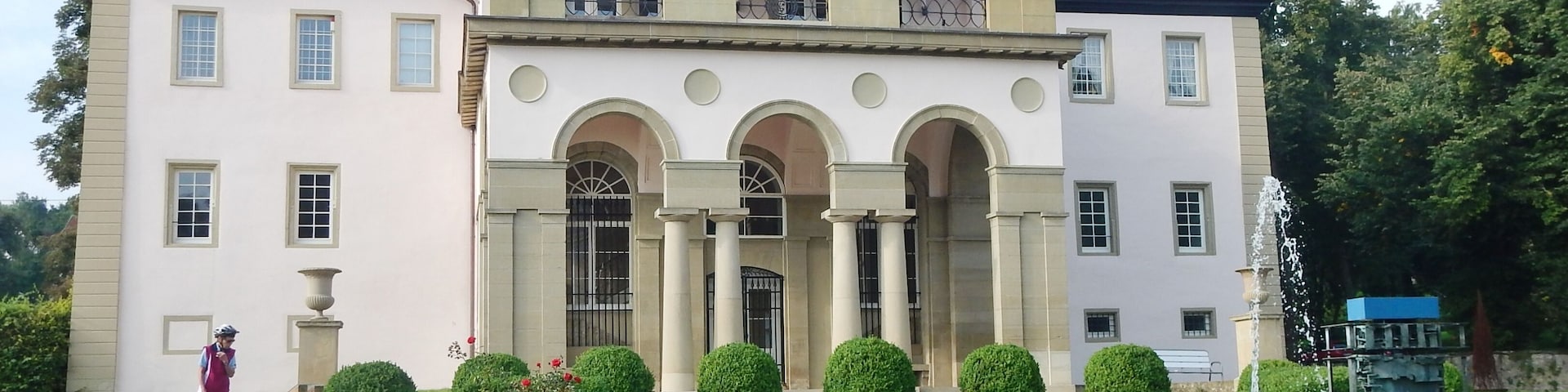 SchloĂ DĂ€tzingen: 1075 erste ErwĂ€hnung der Ritter von Tatischingen (DĂ€tzingen), ab 1810 Sitz der Grafen von Dillen, bis 1961 im Adelsbesitz - Adrienne von BĂŒlow