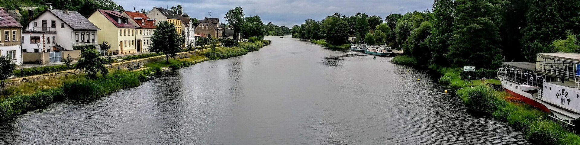 I found out about Oderberg here, on Trover. And somehow, my steps took me by the Oder, the old and beautiful doors bordering those narrow streets, and the tens of mid-June poppies.
#waterlust
P.S. Read more about my journey (in Romanian)--
https://bit.ly/3bujdmy