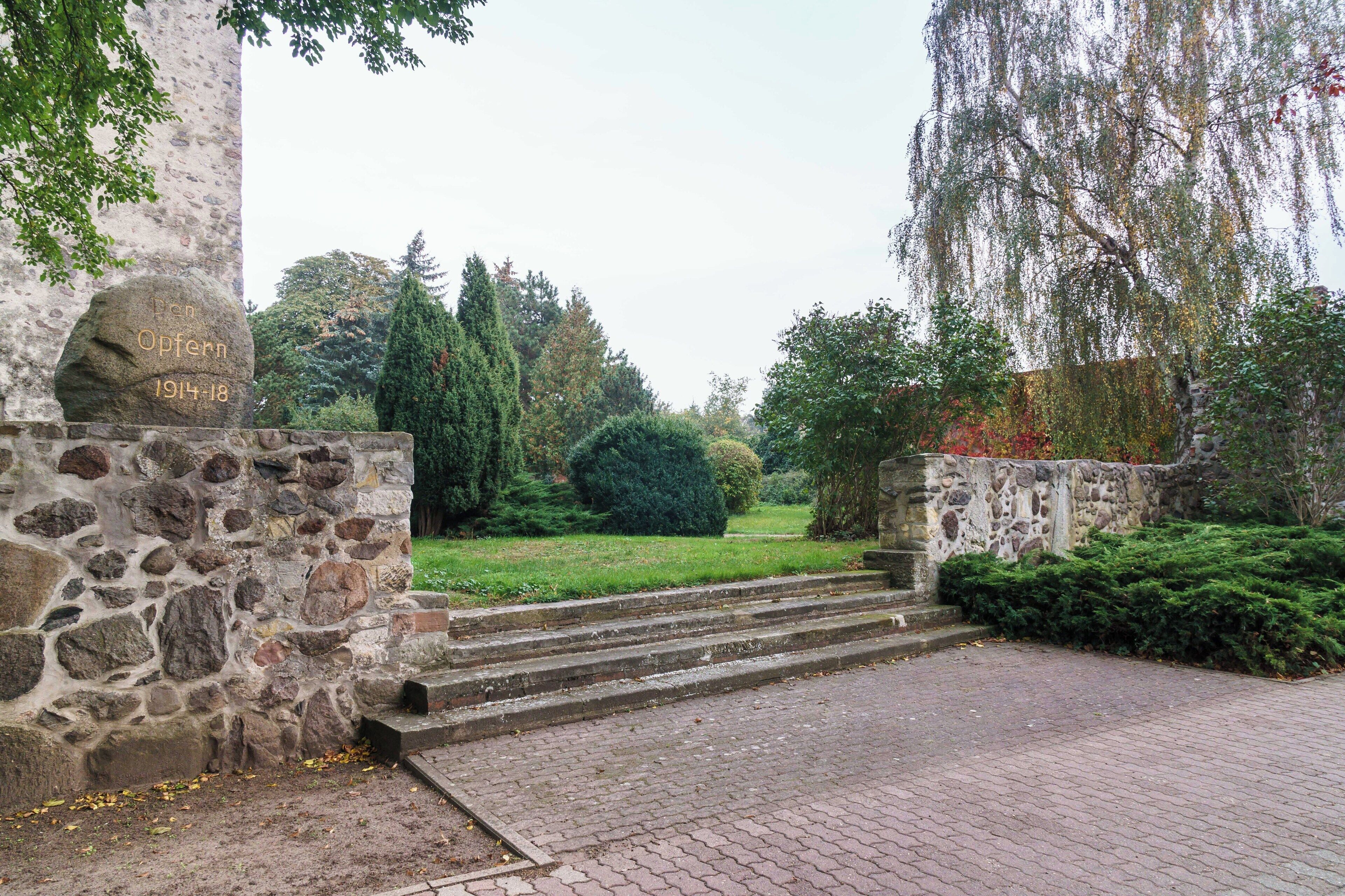 Steinkreuz und Kreuzstein eingemauert in der Kirchhofsmauer von Körbelitz