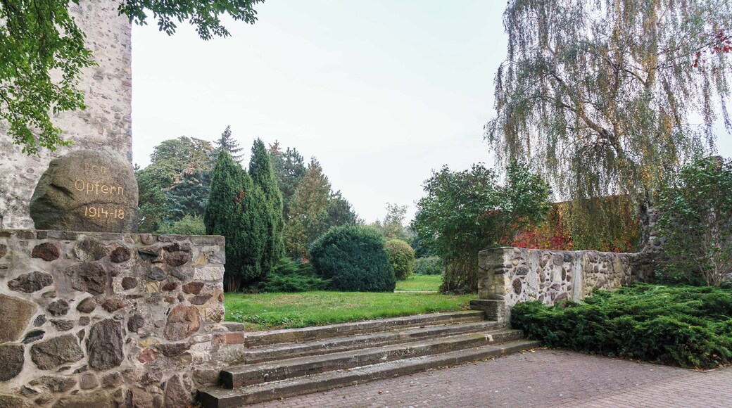 Steinkreuz und Kreuzstein eingemauert in der Kirchhofsmauer von Körbelitz