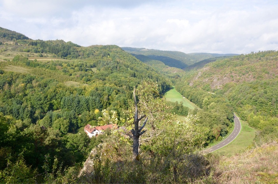 Christoffelsmühle and Steinalbtal seen from the Mittagsfelsen