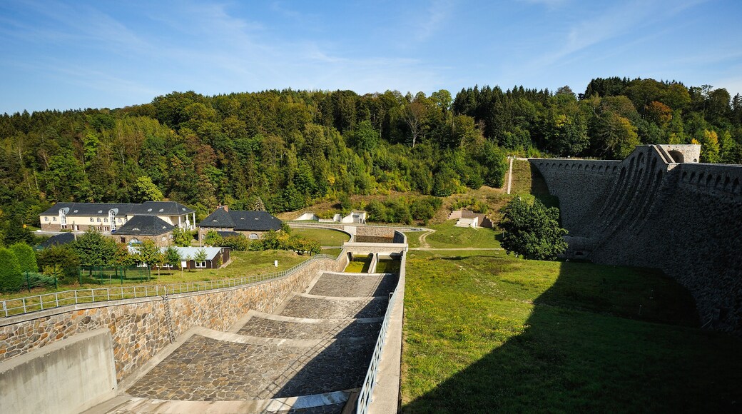 Europa, Deutschland, Sachsen, Landkreis Sächsische Schweiz, Klingenberg, denkmalgeschützte Talsperre Klingenberg, Blick auf den Überlaufkanal und das Tal