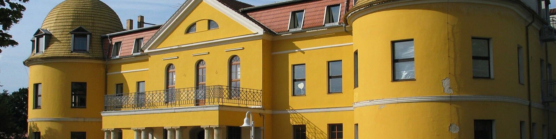 Former castle in Gebelzig, municipality of Hohendubrau, east Saxony, Germany. Today the building contains the “Elementary School Hohendubrau”.