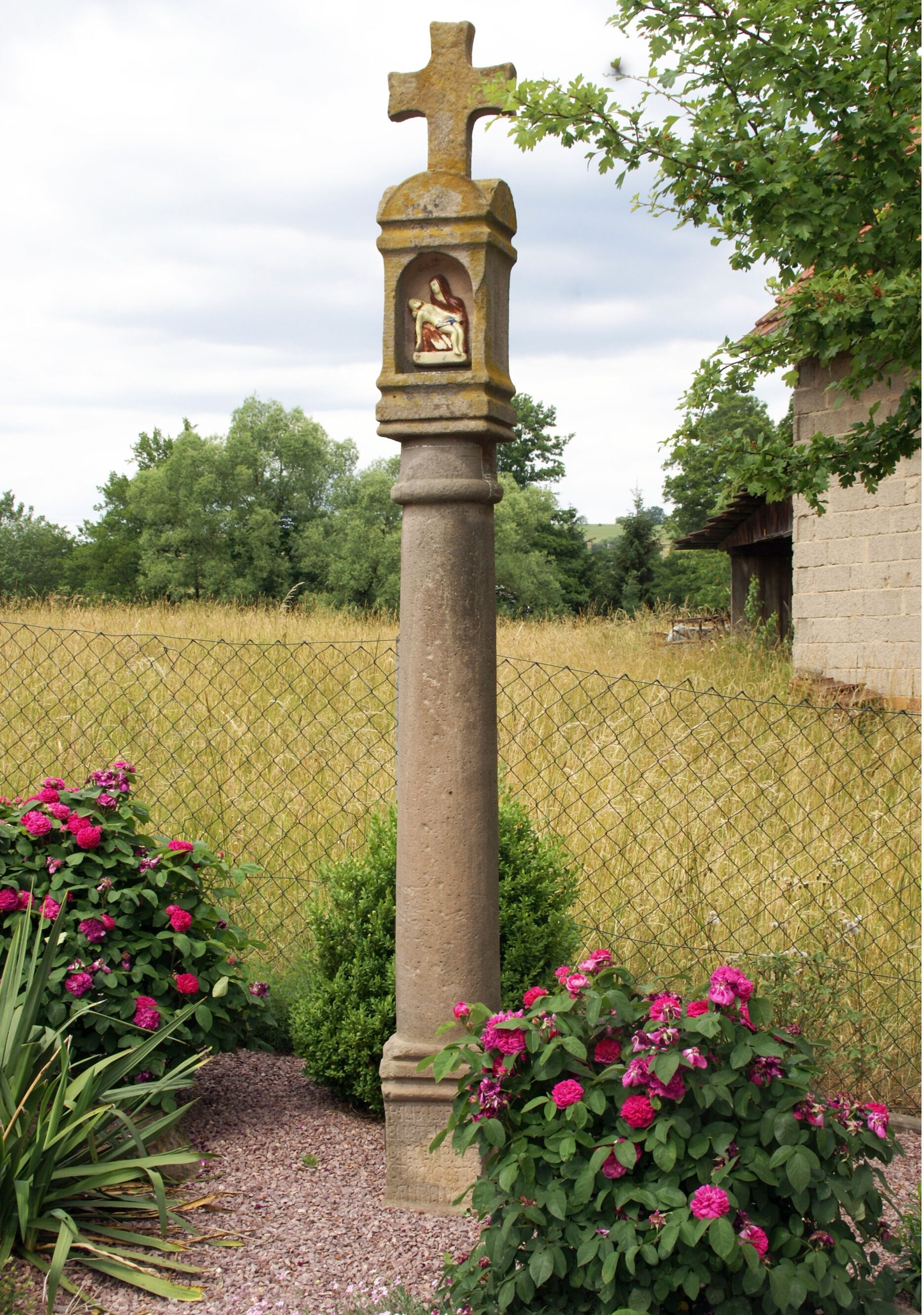Wayside shrine in Hofstädten at the corner of Ruhbornstraße and Meisenweg