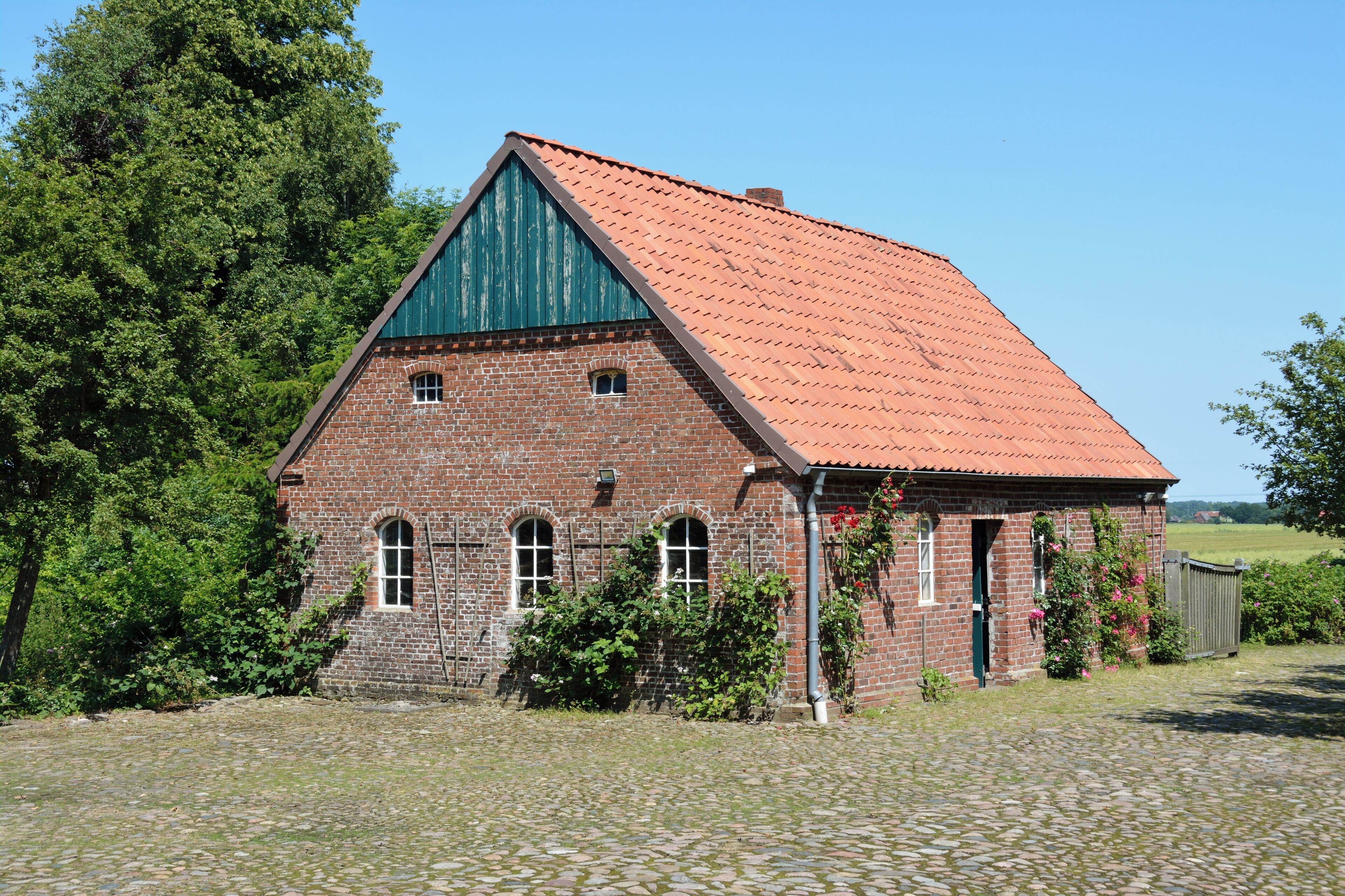 Der denkmalgeschützte Hof "Groß Bahrenfleth 6" in Bahrenfleht, hier das Backhaus. Im Vordergrund das alte Hofpflaster. Er ist ein wunderbares Beispiel für die Baukunst unserer Vorfahren. Ich bedanke mich hiermit noch einmal ausdrücklich für die Fotografiererlaubnis der Eigentümer, auf ihrem Grundstück Bilder machen zu dürfen.