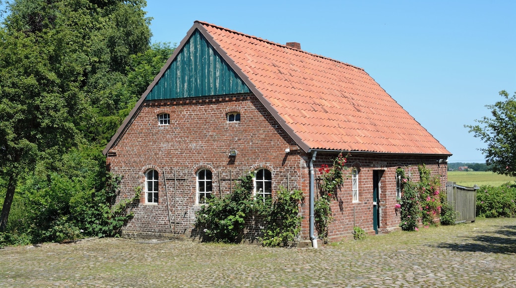 Der denkmalgeschützte Hof "Groß Bahrenfleth 6" in Bahrenfleht, hier das Backhaus. Im Vordergrund das alte Hofpflaster. Er ist ein wunderbares Beispiel für die Baukunst unserer Vorfahren. Ich bedanke mich hiermit noch einmal ausdrücklich für die Fotografiererlaubnis der Eigentümer, auf ihrem Grundstück Bilder machen zu dürfen.